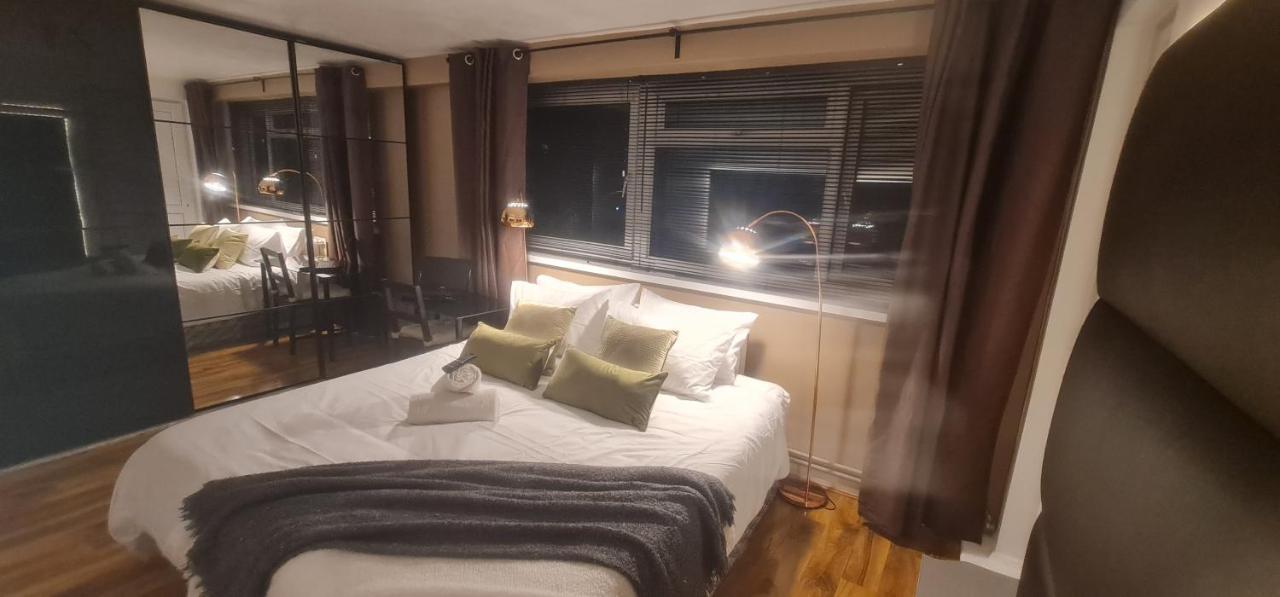R3 Superking Sized Bed & 75" Tv On The Wall In Clapham Appartement Londen Buitenkant foto