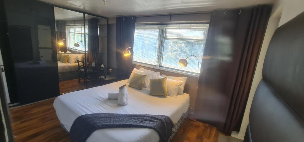 R3 Superking Sized Bed & 75" Tv On The Wall In Clapham Appartement Londen Buitenkant foto
