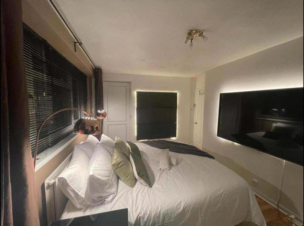 R3 Superking Sized Bed & 75" Tv On The Wall In Clapham Appartement Londen Buitenkant foto