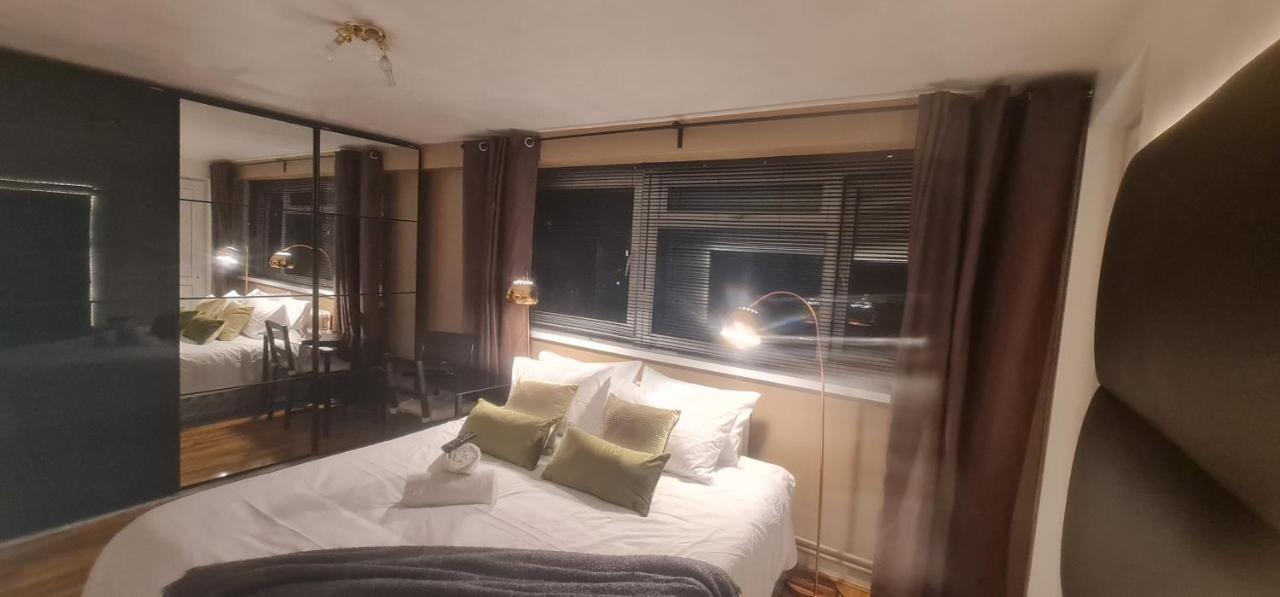 R3 Superking Sized Bed & 75" Tv On The Wall In Clapham Appartement Londen Buitenkant foto