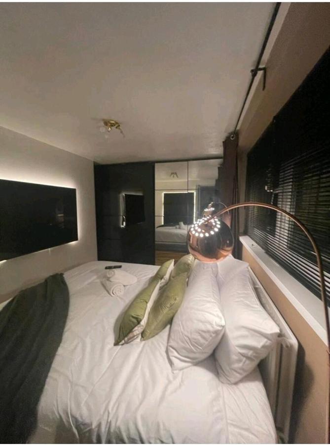 R3 Superking Sized Bed & 75" Tv On The Wall In Clapham Appartement Londen Buitenkant foto