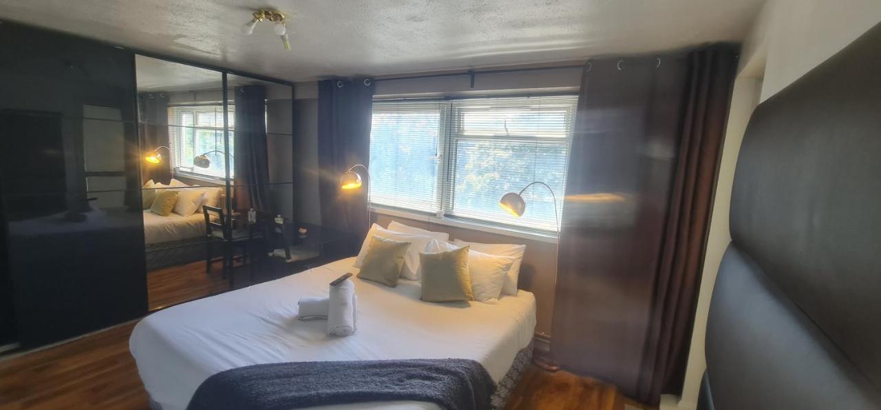 R3 Superking Sized Bed & 75" Tv On The Wall In Clapham Appartement Londen Buitenkant foto