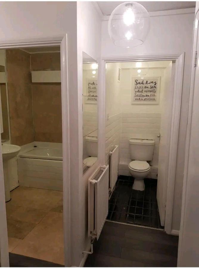 R3 Superking Sized Bed & 75" Tv On The Wall In Clapham Appartement Londen Buitenkant foto