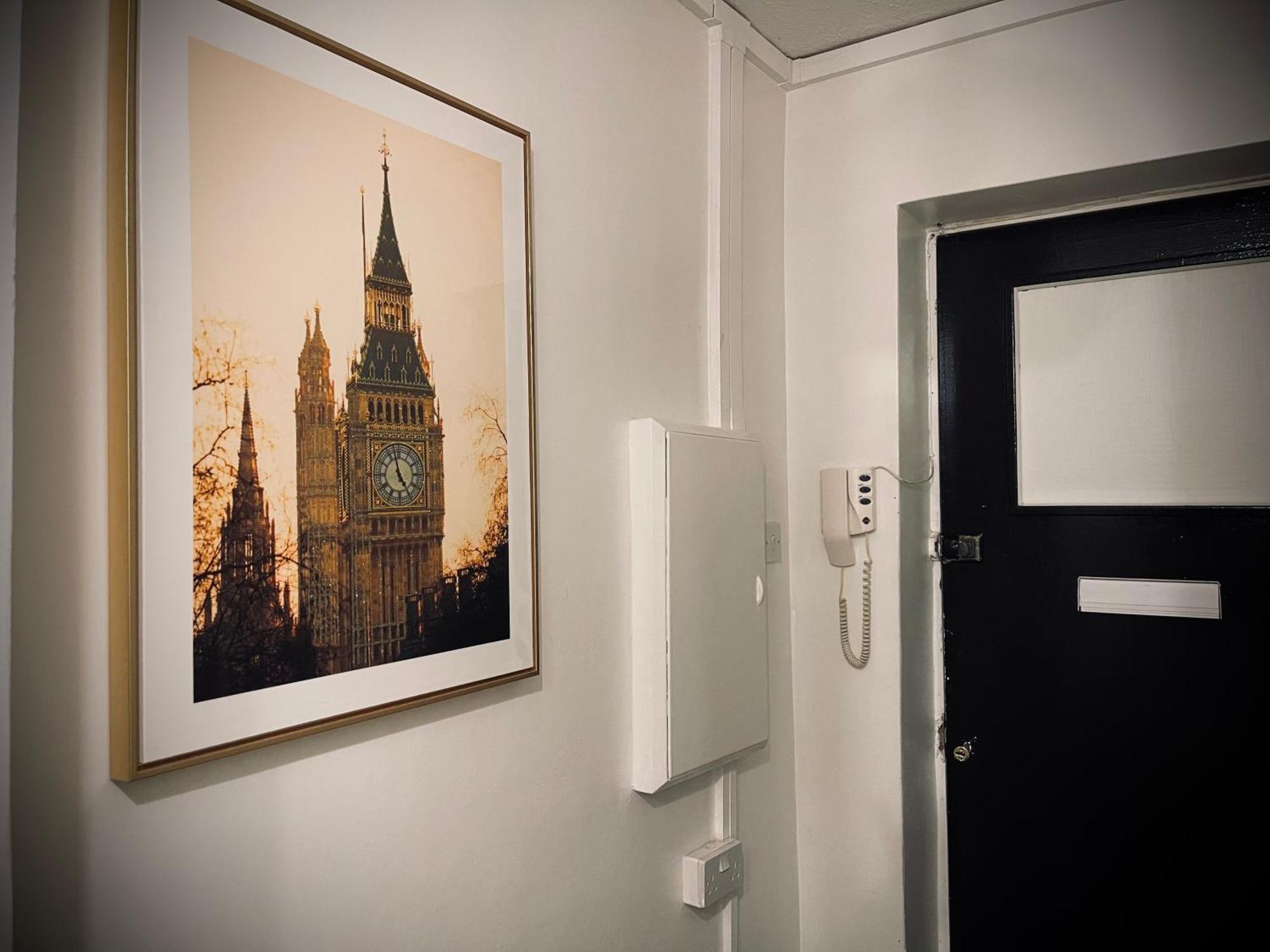 R3 Superking Sized Bed & 75" Tv On The Wall In Clapham Appartement Londen Buitenkant foto