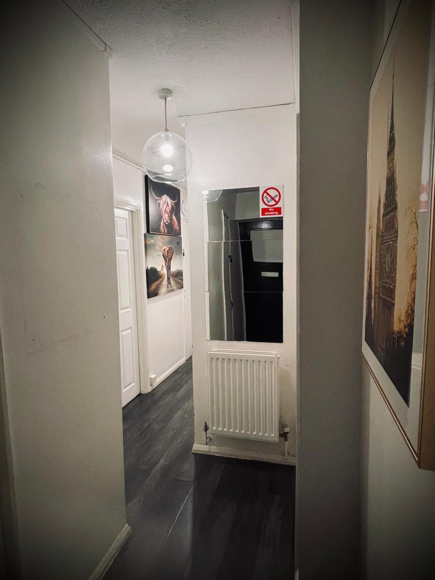R3 Superking Sized Bed & 75" Tv On The Wall In Clapham Appartement Londen Buitenkant foto