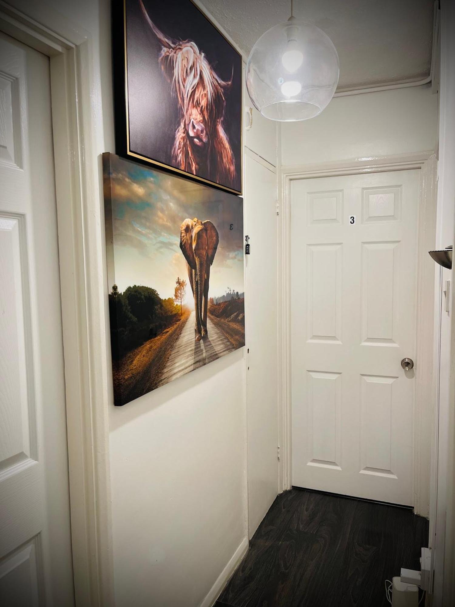 R3 Superking Sized Bed & 75" Tv On The Wall In Clapham Appartement Londen Buitenkant foto