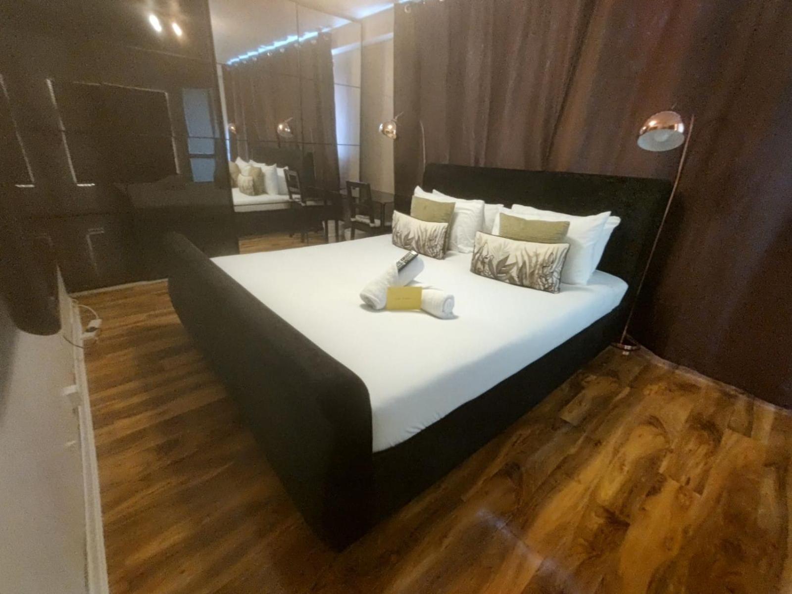 R3 Superking Sized Bed & 75" Tv On The Wall In Clapham Appartement Londen Buitenkant foto