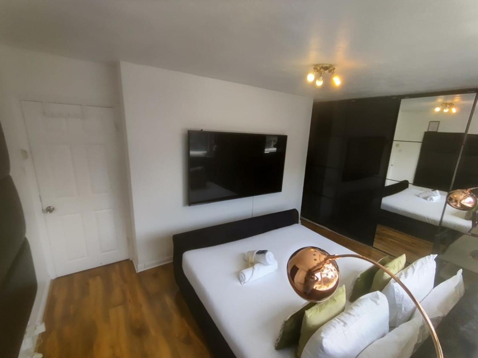 R3 Superking Sized Bed & 75" Tv On The Wall In Clapham Appartement Londen Buitenkant foto