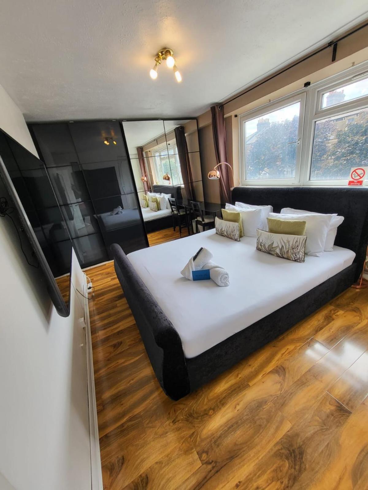 R3 Superking Sized Bed & 75" Tv On The Wall In Clapham Appartement Londen Buitenkant foto